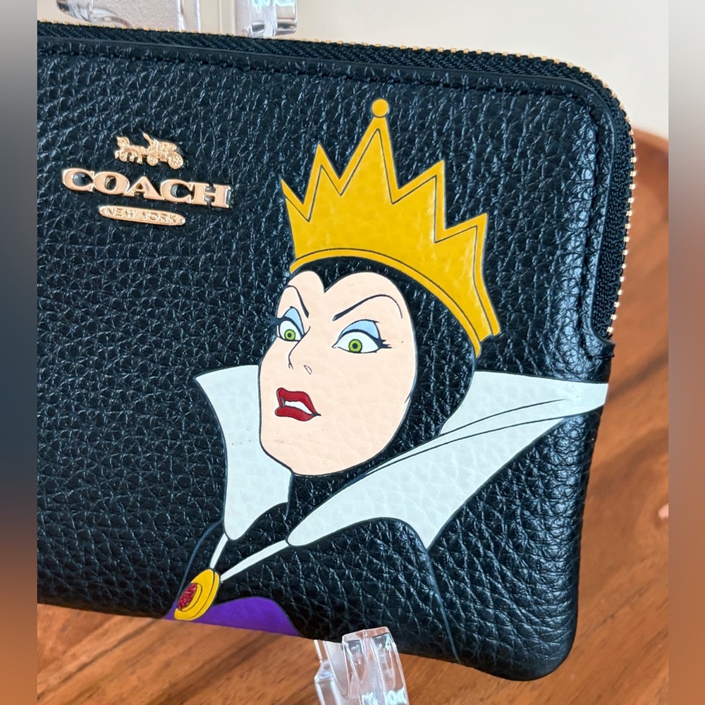 Disney x Coach Evil Queen Limited Edition Corner Zip Wristlet CC333 EUC - Picture 15 of 17